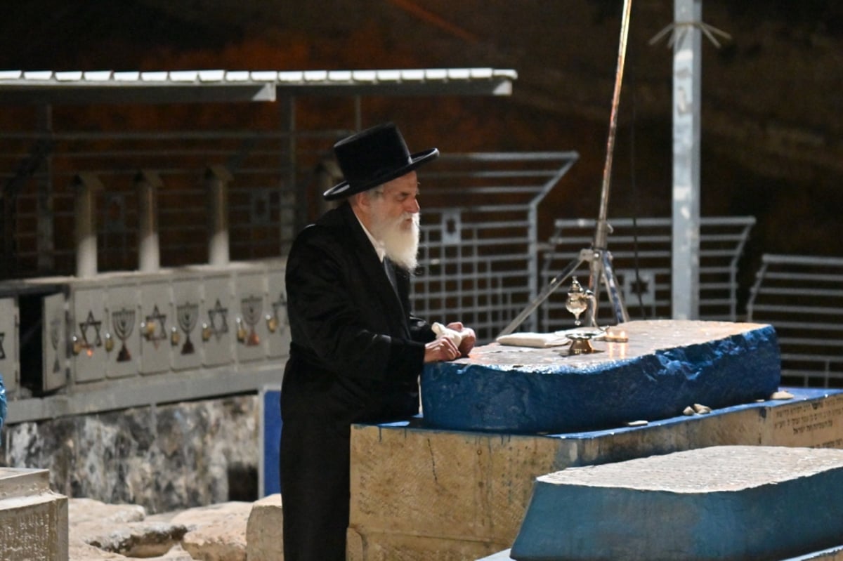 האדמו"ר מויז'ניץ בתפילה בהר הזיתים