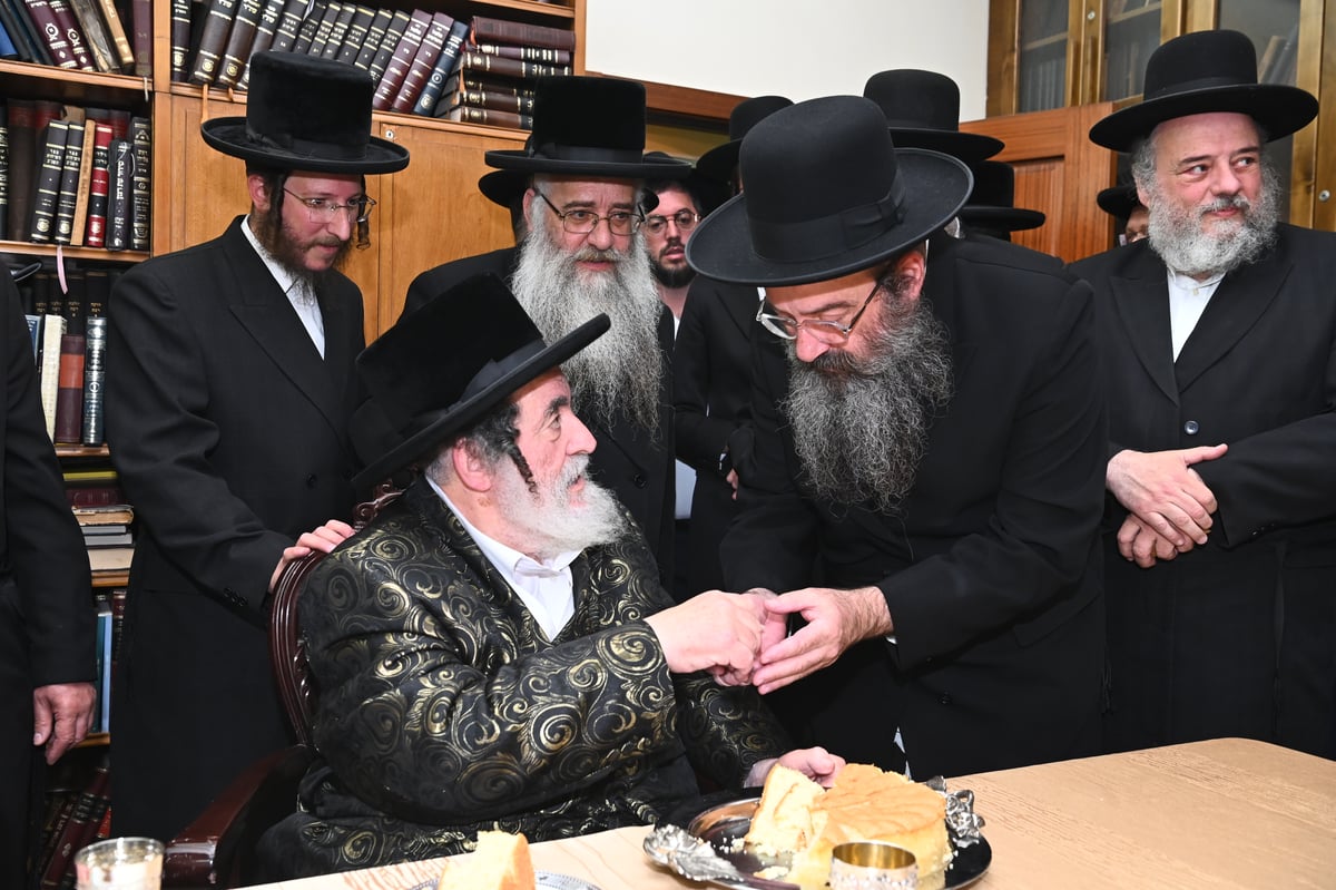 האדמו"ר מויז'ניץ בביקור אצל רב העיר ב"ב