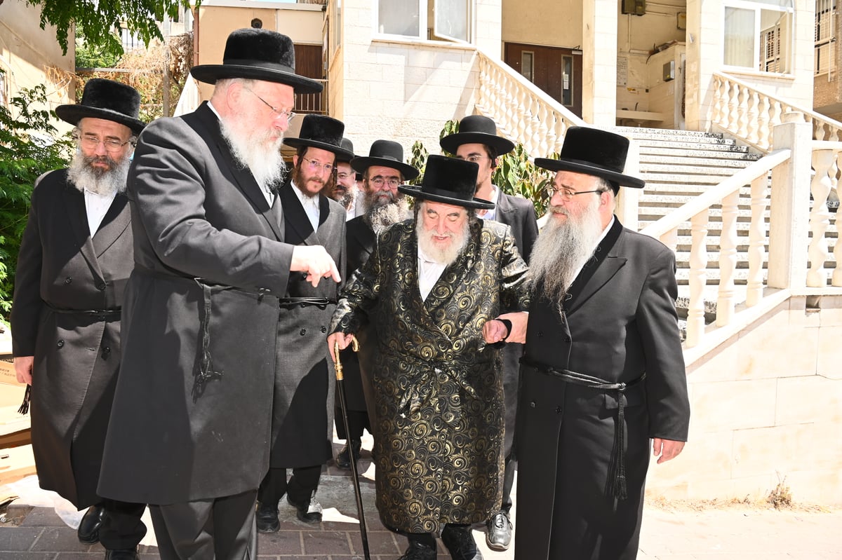 האדמו"ר מויז'ניץ בביקור אצל רב העיר ב"ב