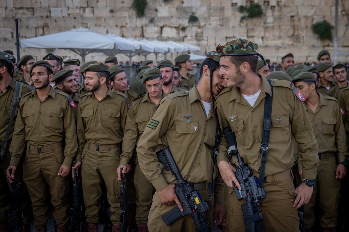 תיעוד מרגש: לוחמי 'נצח יהודה' נשבעו בכותל המערבי | צפו