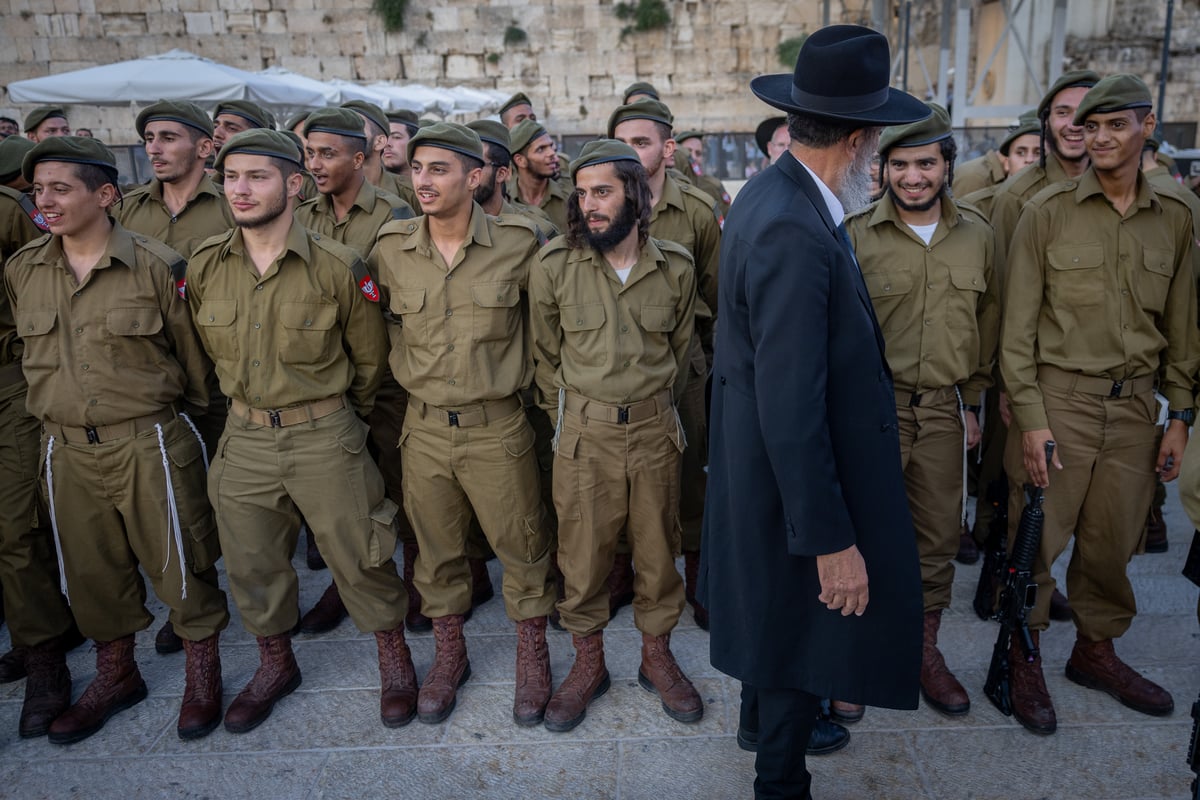 תיעוד מרגש: לוחמי 'נצח יהודה' נשבעו בכותל המערבי | צפו