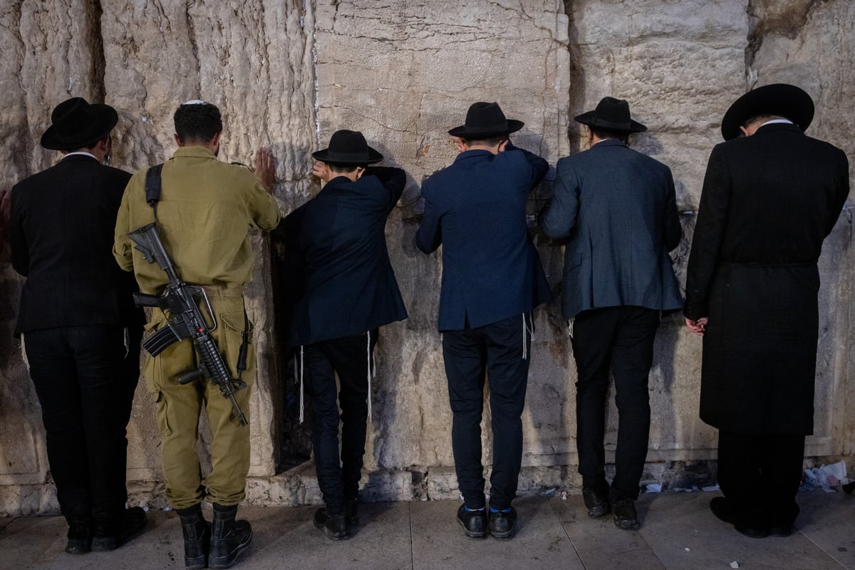 תיעוד מרגש: לוחמי 'נצח יהודה' נשבעו בכותל המערבי | צפו