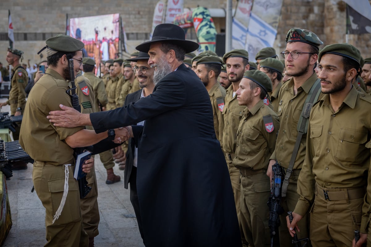 תיעוד מרגש: לוחמי 'נצח יהודה' נשבעו בכותל המערבי | צפו