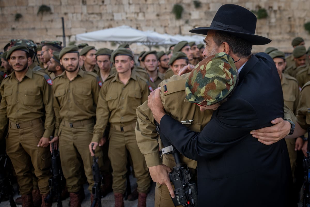 תיעוד מרגש: לוחמי 'נצח יהודה' נשבעו בכותל המערבי | צפו