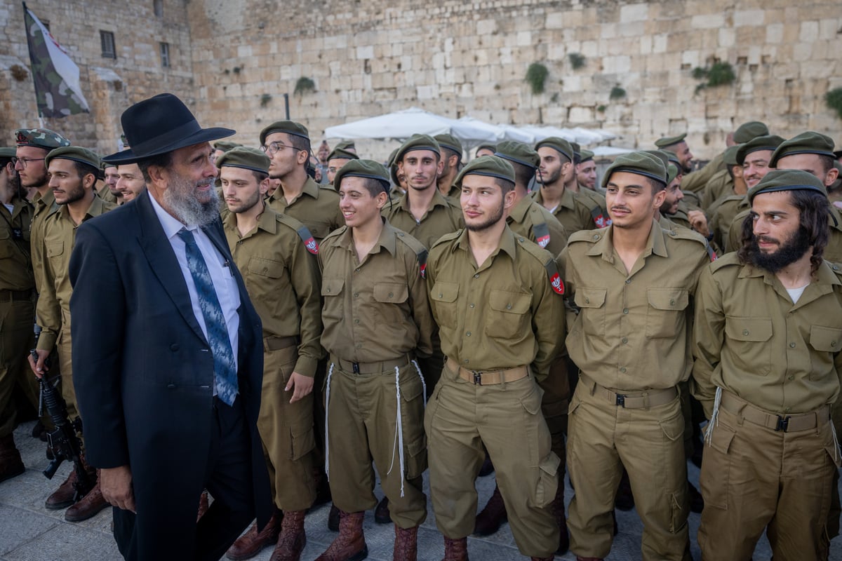 תיעוד מרגש: לוחמי 'נצח יהודה' נשבעו בכותל המערבי | צפו