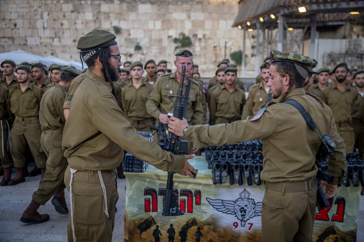 תיעוד מרגש: לוחמי 'נצח יהודה' נשבעו בכותל המערבי | צפו