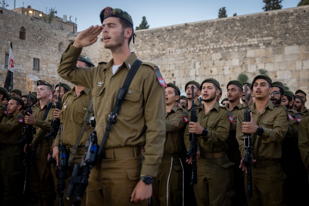 תיעוד מרגש: לוחמי 'נצח יהודה' נשבעו בכותל המערבי | צפו