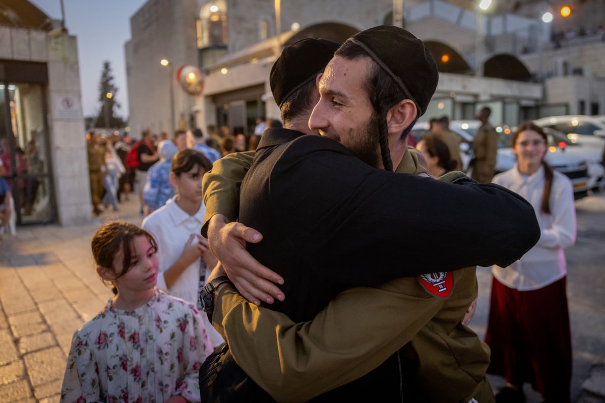 תיעוד מרגש: לוחמי 'נצח יהודה' נשבעו בכותל המערבי | צפו