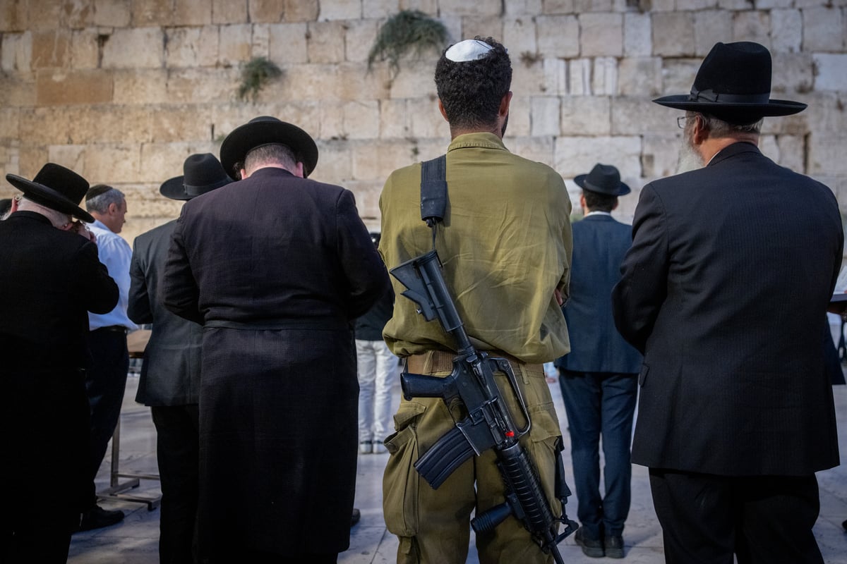 תיעוד מרגש: לוחמי 'נצח יהודה' נשבעו בכותל המערבי | צפו