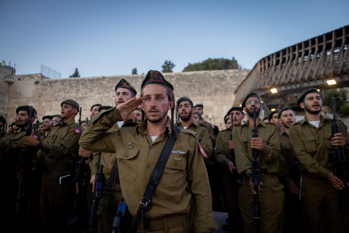 תיעוד מרגש: לוחמי 'נצח יהודה' נשבעו בכותל המערבי | צפו