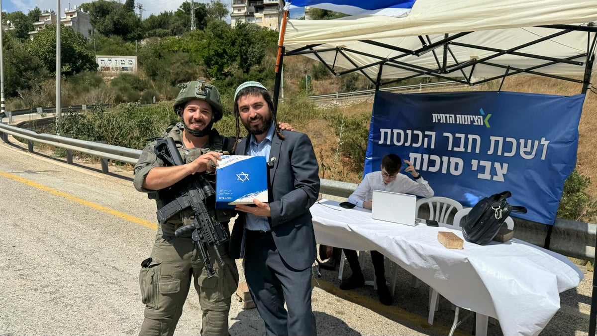 צבי סוכות בלשכתו הנודדת היום