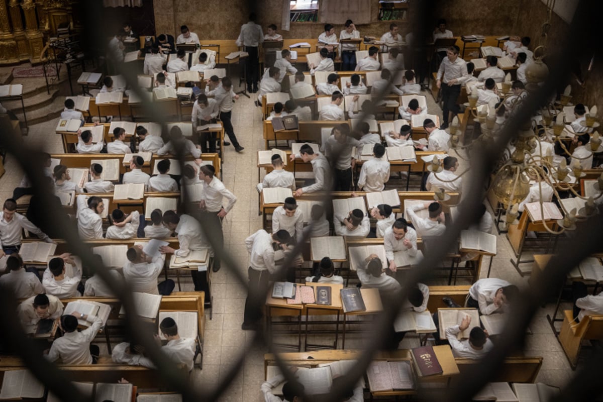 בחורי ישיבה עוסקים בתורה הקדושה | ארכיון