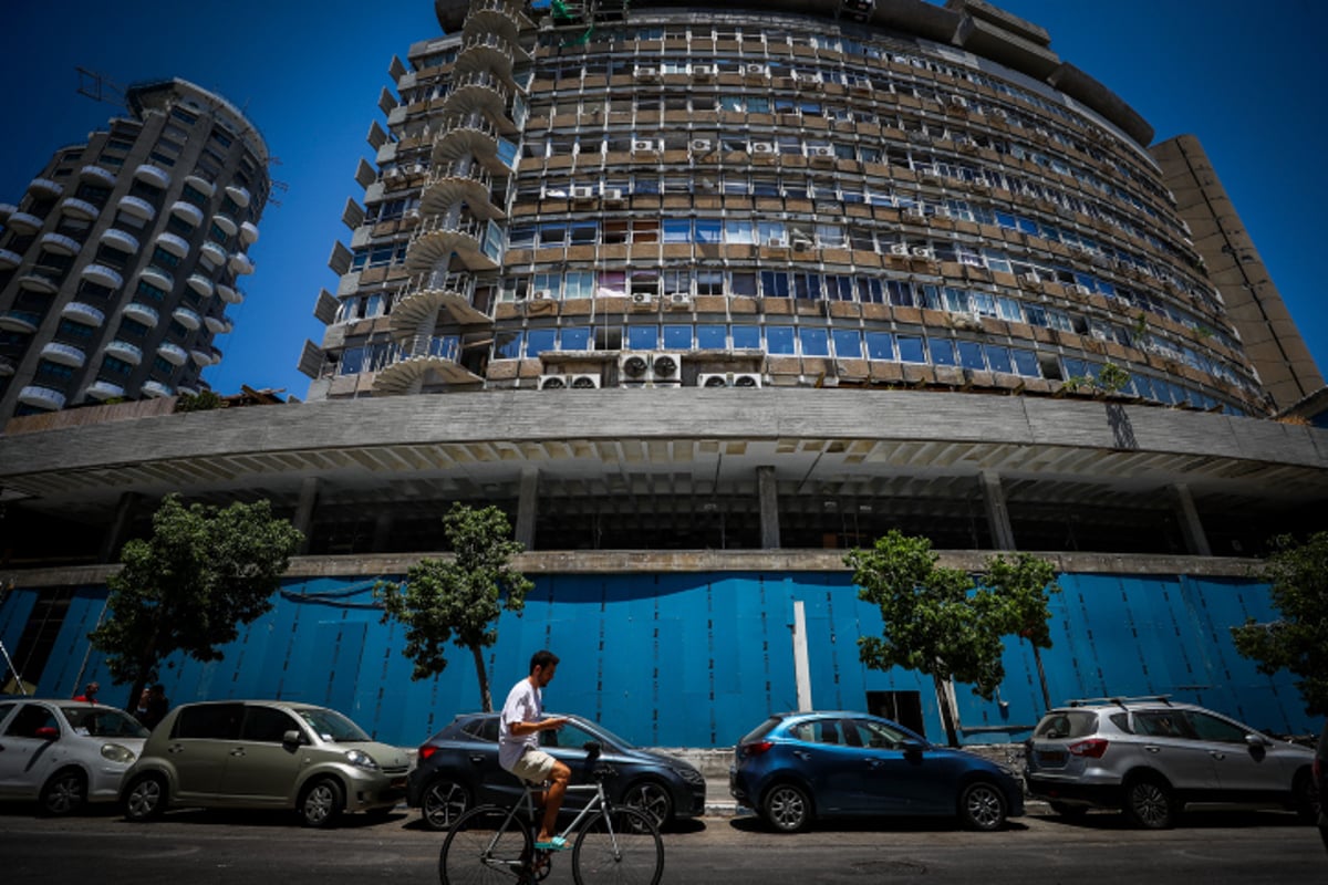 הנזק לבנין בתל אביב כתוצאה מפגיעת הכטב"מ ששוגר על ידי החות'ים מתימן