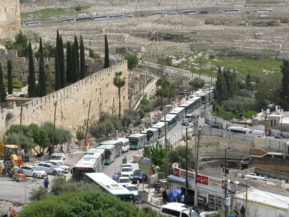 אוטובוסים בדרכם לכותל המערבי