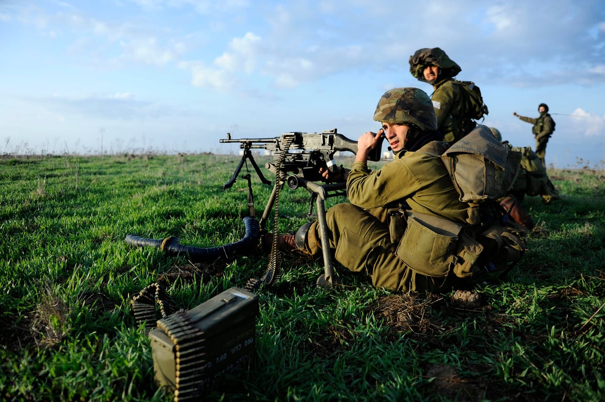 לוחמים מגדוד חרב מתאמנים בירי במאג