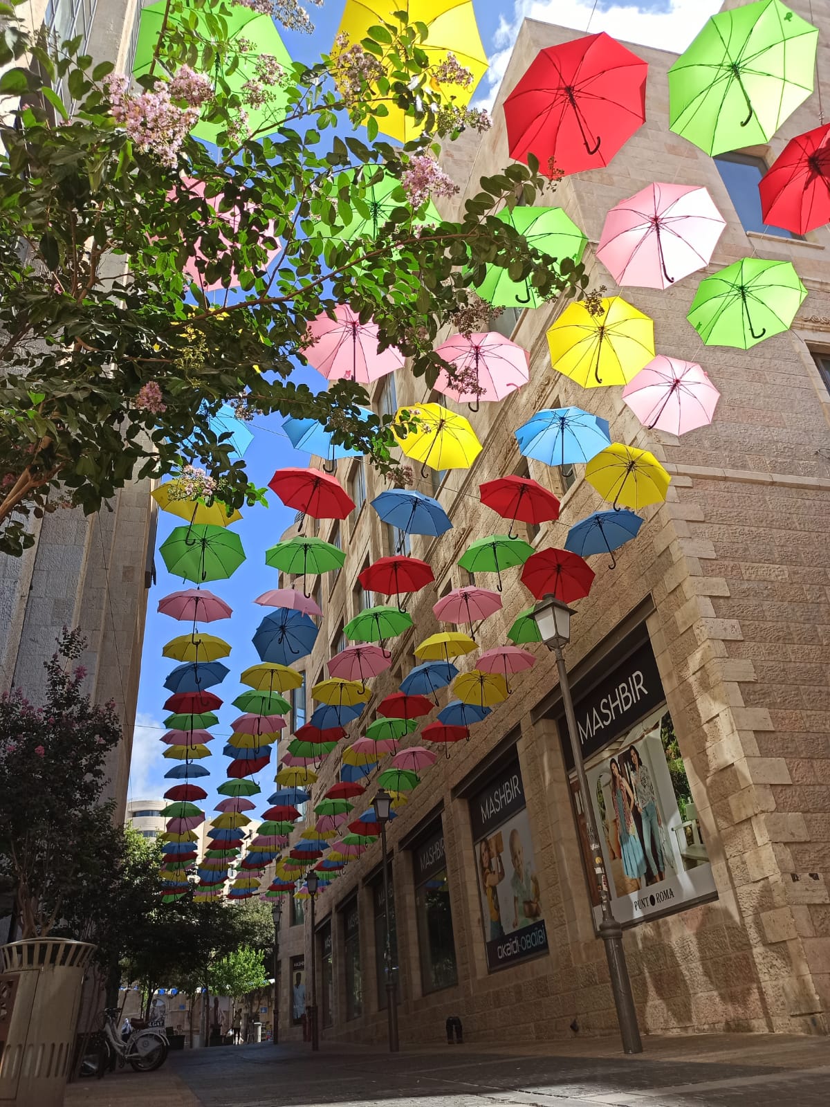 פינת צילום מטריות צבעוניות