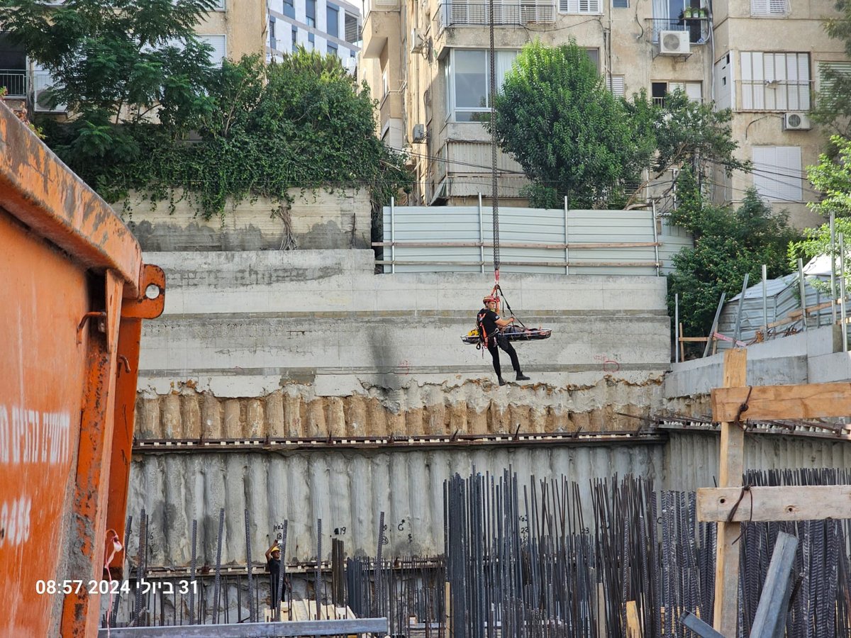 פועל בניין נפל מגובה באתר בנייה וחולץ עם העגורן | צפו