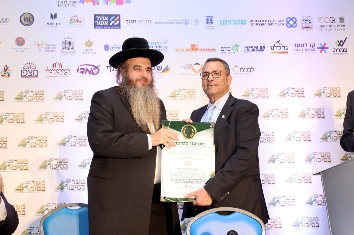 הרב יחיאל פרץ מקבל פרס על פועלו מראש עירית ירושלים