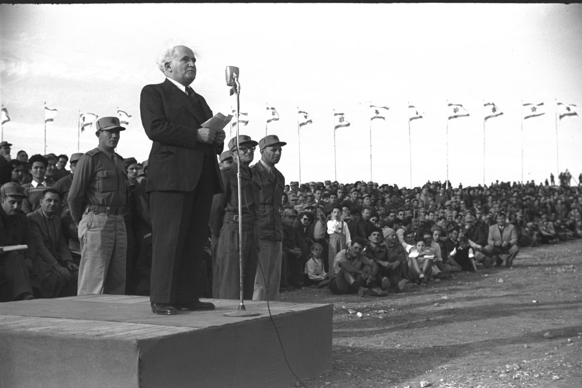 דוד בן גוריון באחד מנאומיו בשנת 1948