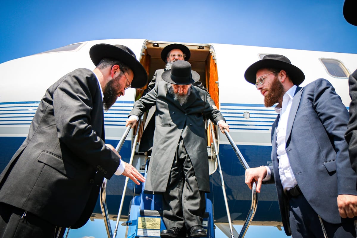 בירידה מהמטוס בשדה התעופה לוטון - אנגליה