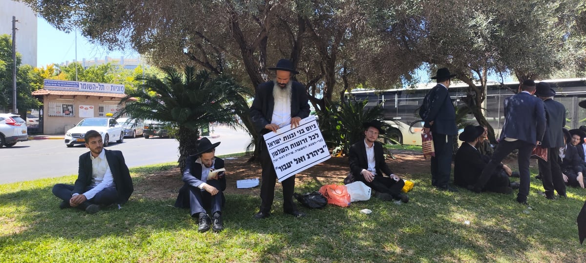 חרדים מפגינים במחאה ליד בסיס תל השומר 