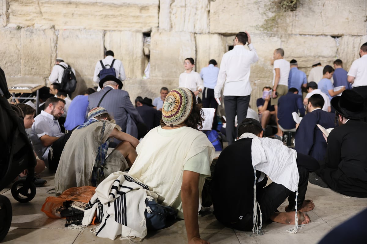 ליל תשעה באב בכותל המערבי