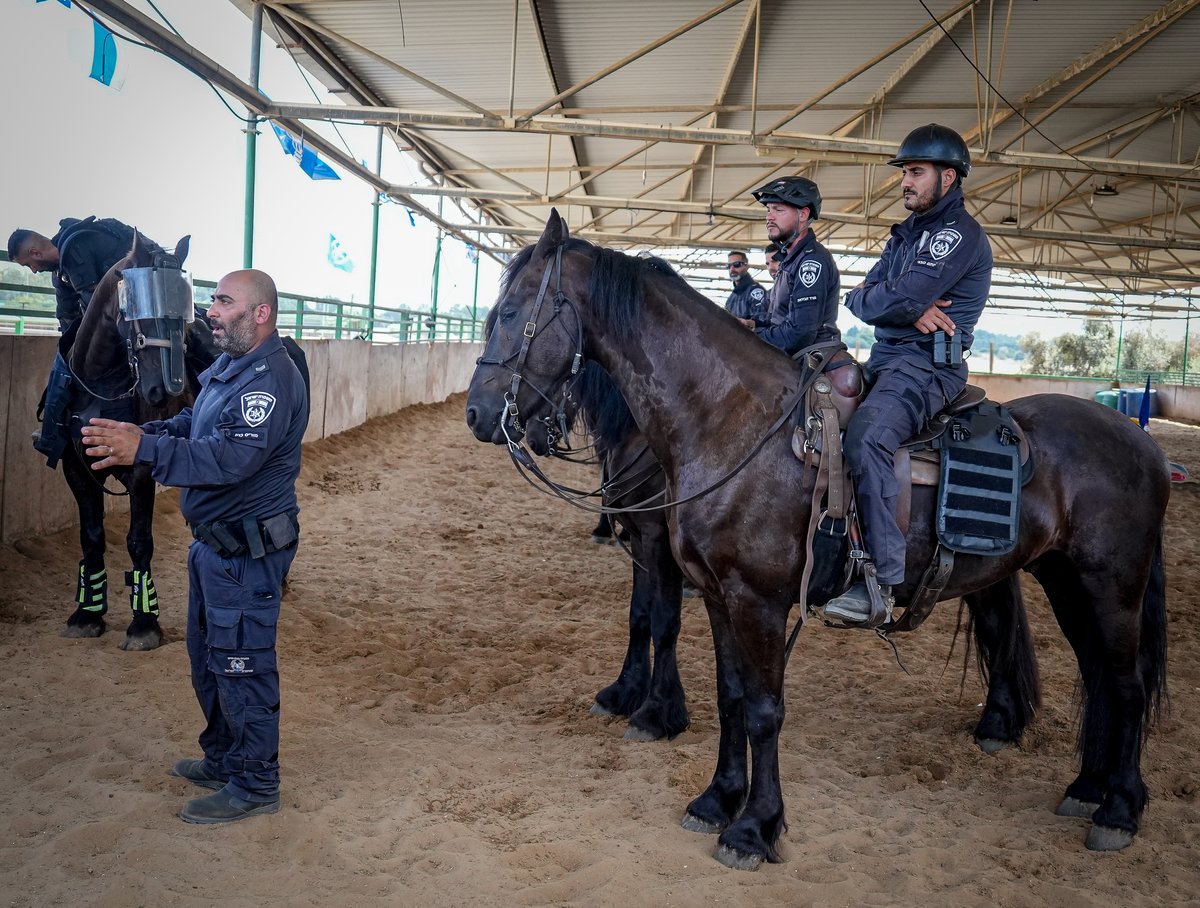 ניצב תל אביב בביקור ביחידת הפרשים