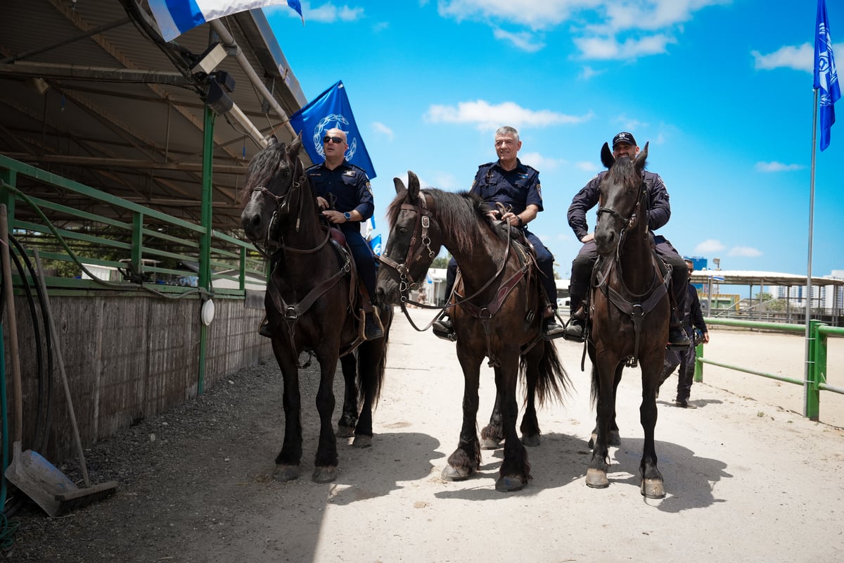 ניצב תל אביב בביקור ביחידת הפרשים