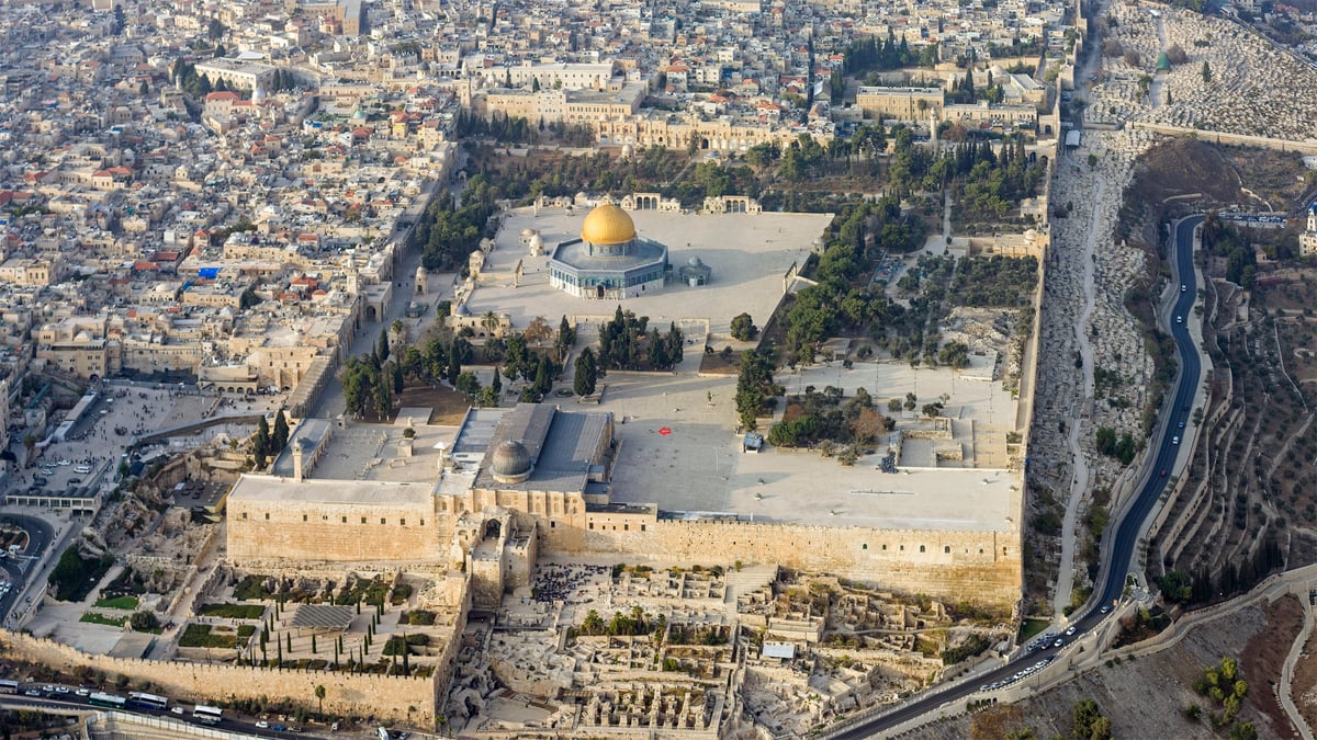 הבור הגדול (בור 8) מסומן בחץ