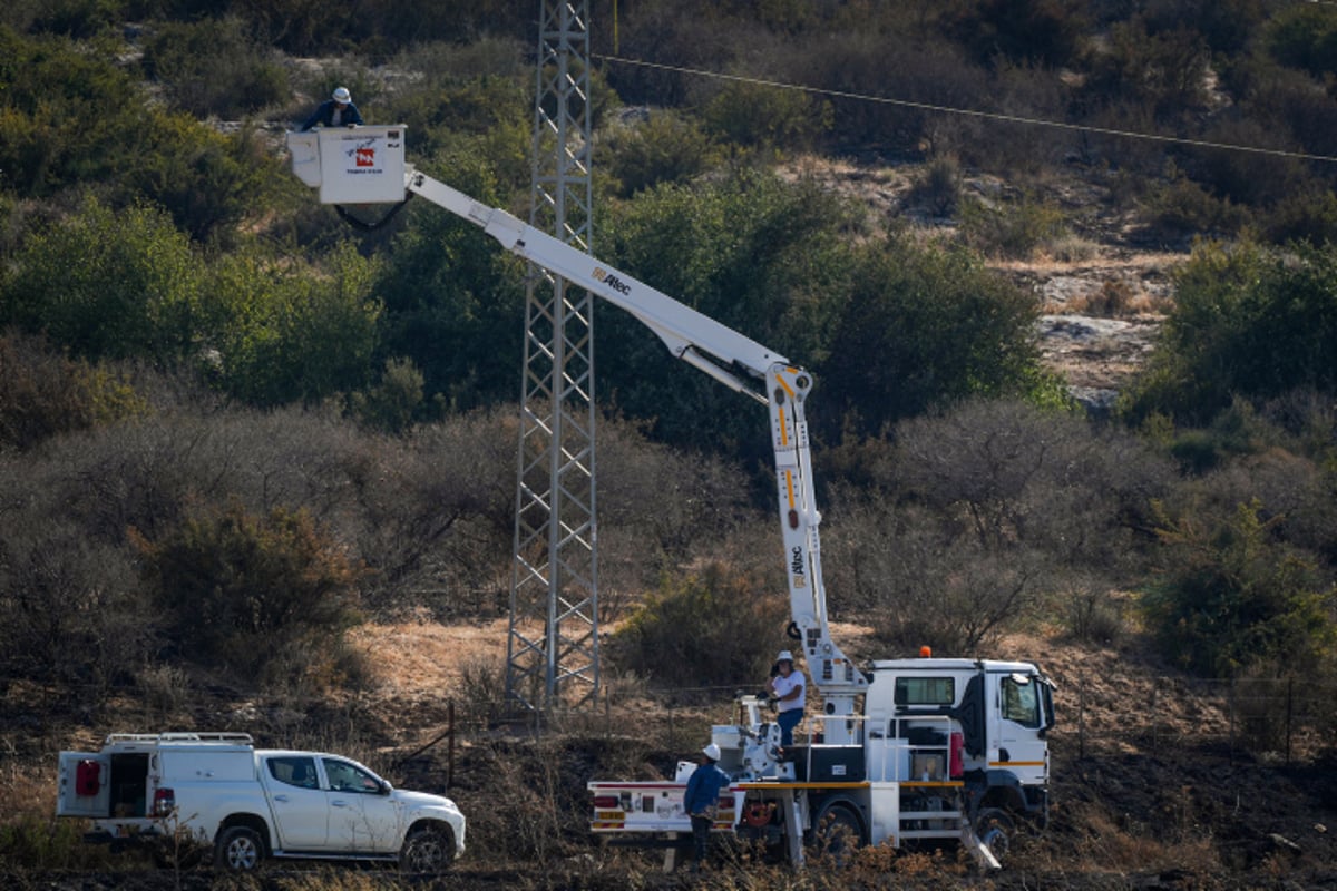 עובדי חברת חשמל מתקנים נזקים שנגרמו משיגורים מלבנון