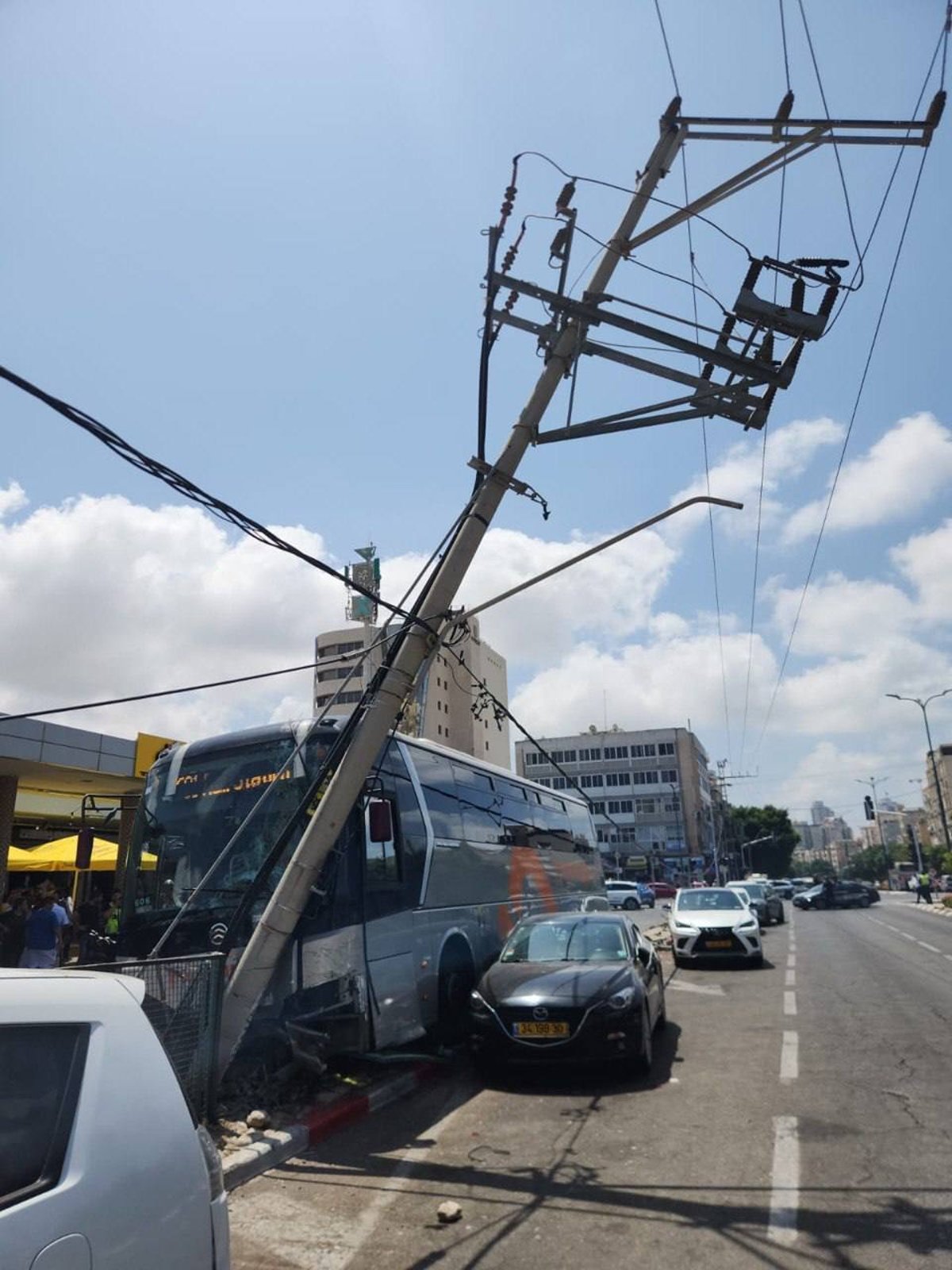 עובדי חברת החשמל בזירת התאונה בשדרות בנימין בנתניה