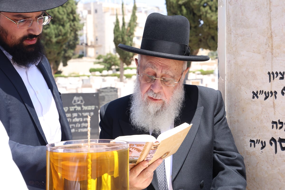 הגאון רבי יצחק יוסף, בקבר אמו הרבנית ע"ה 