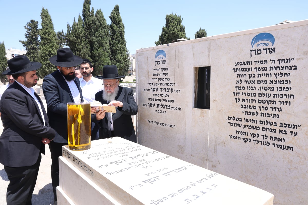 הגאון רבי יצחק יוסף, בקבר אמו הרבנית ע"ה 