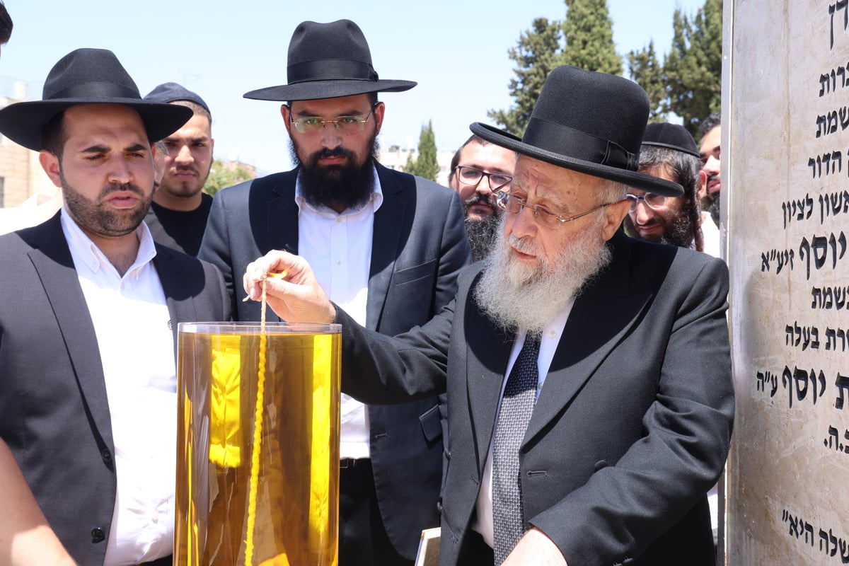 הגאון רבי יצחק יוסף, בקבר אמו הרבנית ע"ה 