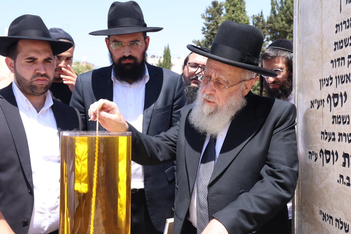 הגאון רבי יצחק יוסף, בקבר אמו הרבנית ע"ה 