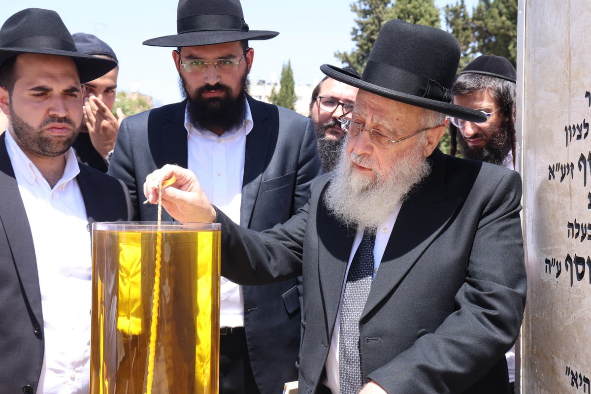 הגאון רבי יצחק יוסף, בקבר אמו הרבנית ע"ה 