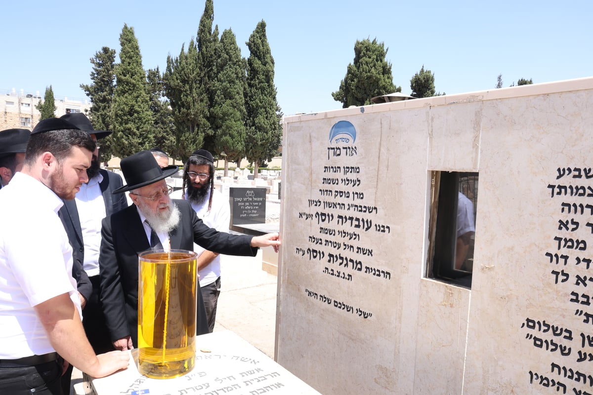 הגאון רבי יצחק יוסף, בקבר אמו הרבנית ע"ה 