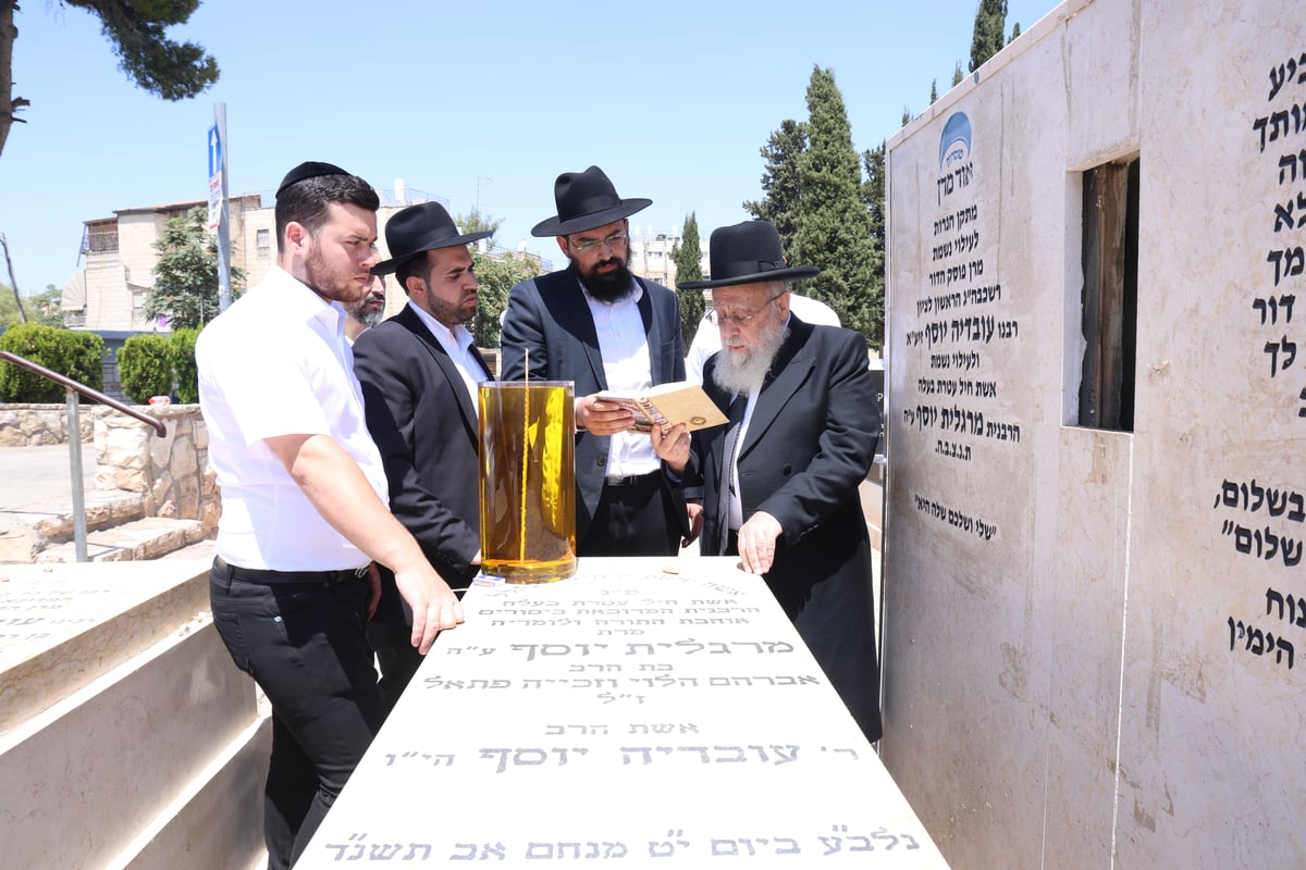 הגאון רבי יצחק יוסף, בקבר אמו הרבנית ע"ה 