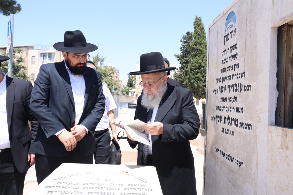 הגאון רבי יצחק יוסף, בקבר אמו הרבנית ע"ה 