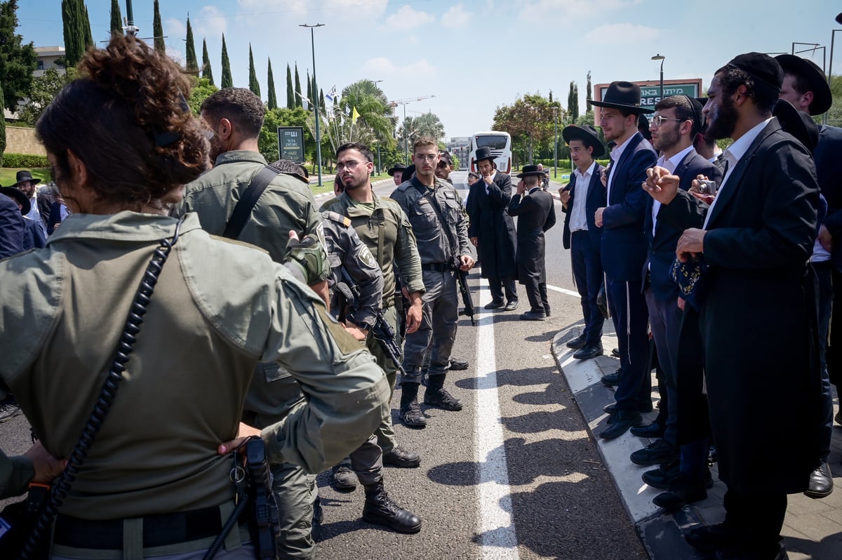 הפגנת 'הפלג' מול לשכת הגיוס בתל השומר