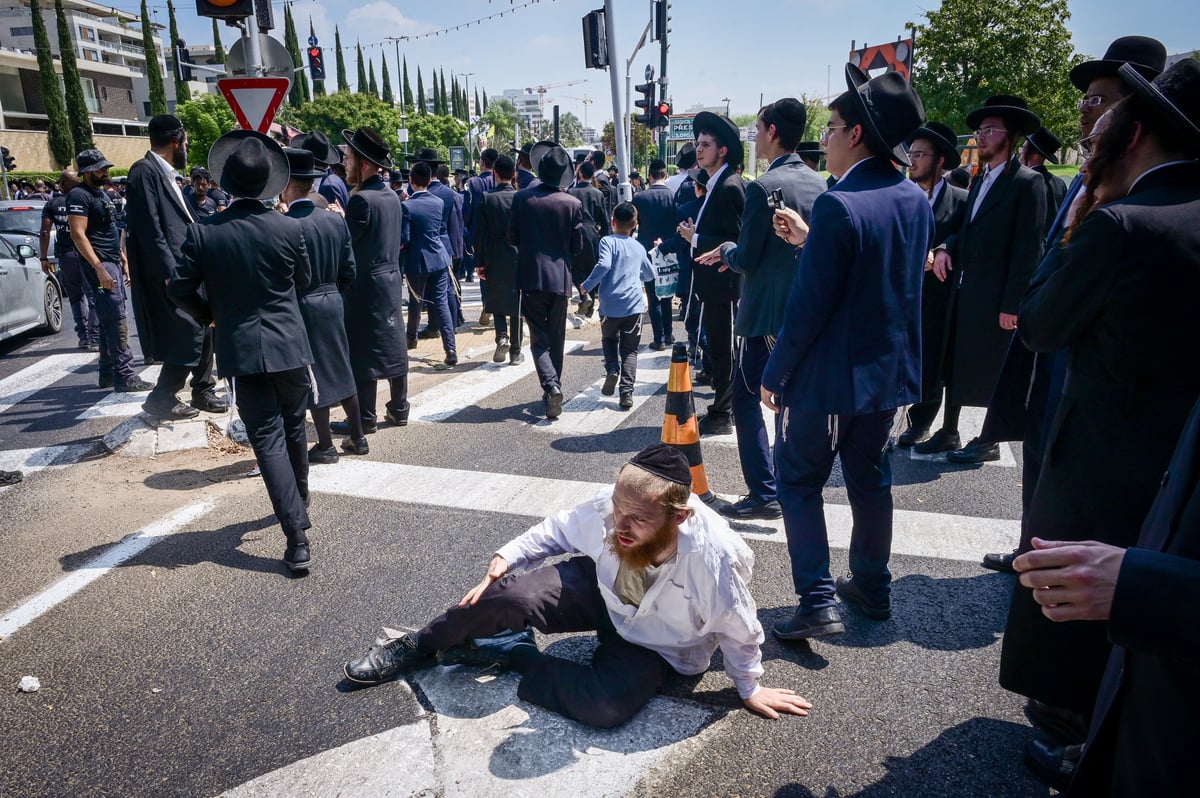 הפגנת 'הפלג' מול לשכת הגיוס בתל השומר