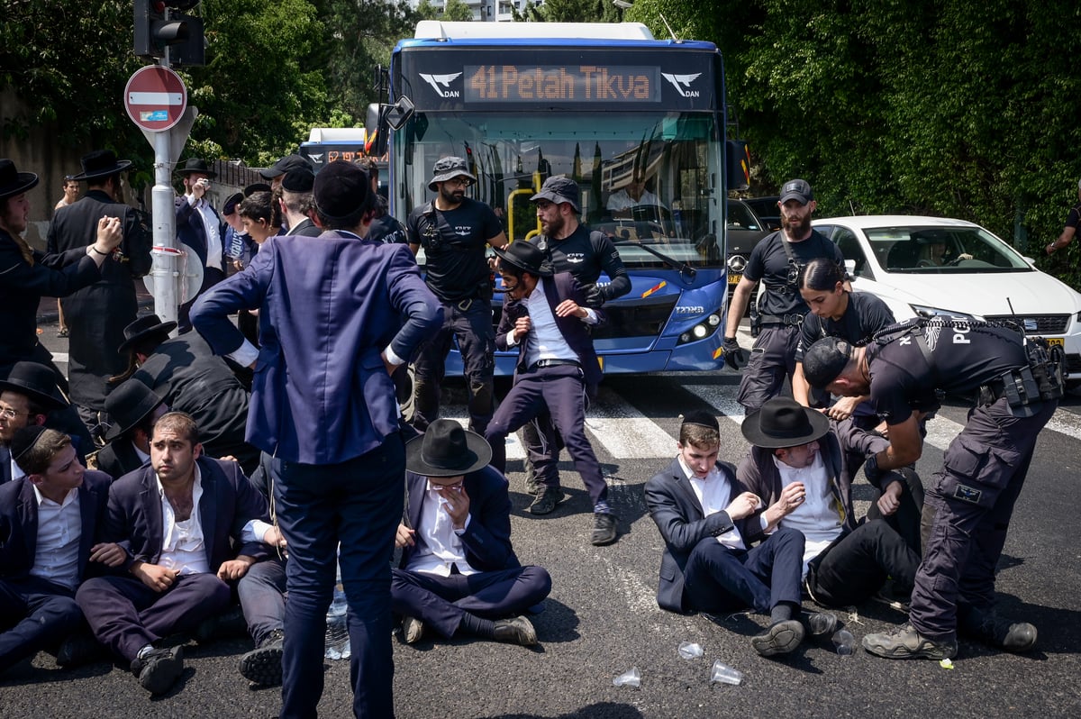 הפגנת 'הפלג' מול לשכת הגיוס בתל השומר