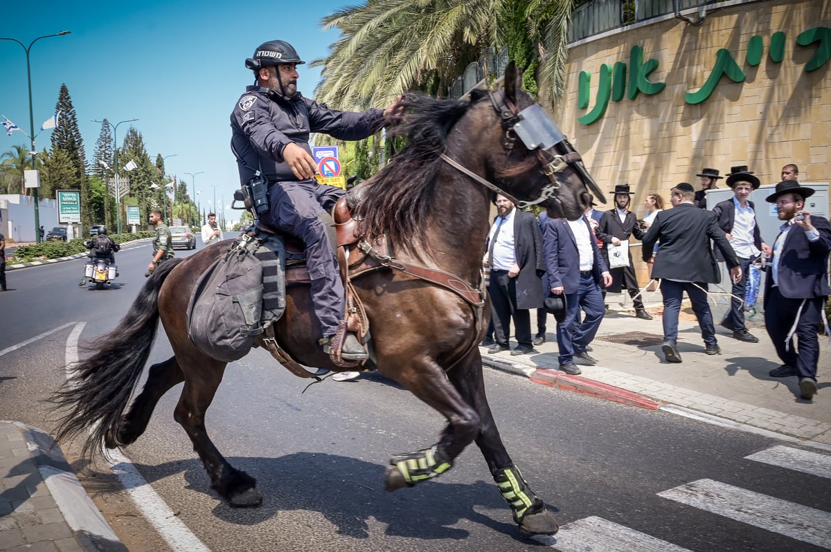 הפגנת 'הפלג' מול לשכת הגיוס בתל השומר