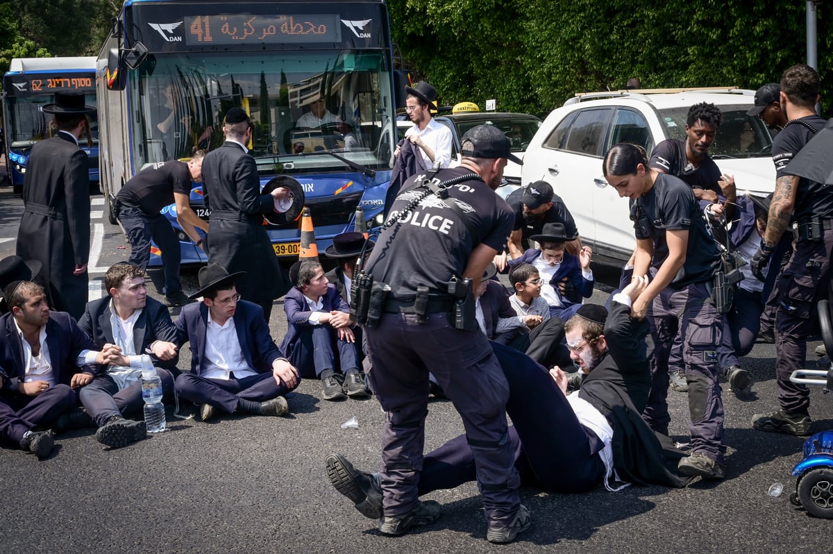 הפגנת 'הפלג' מול לשכת הגיוס בתל השומר