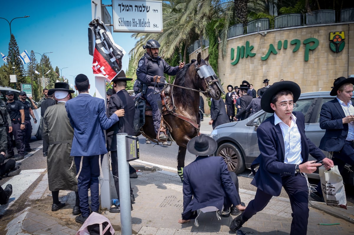 הפגנת 'הפלג' מול לשכת הגיוס בתל השומר