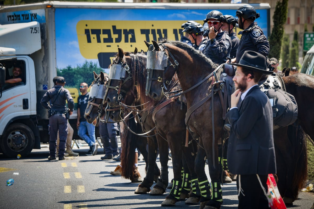 הפגנת 'הפלג' מול לשכת הגיוס בתל השומר