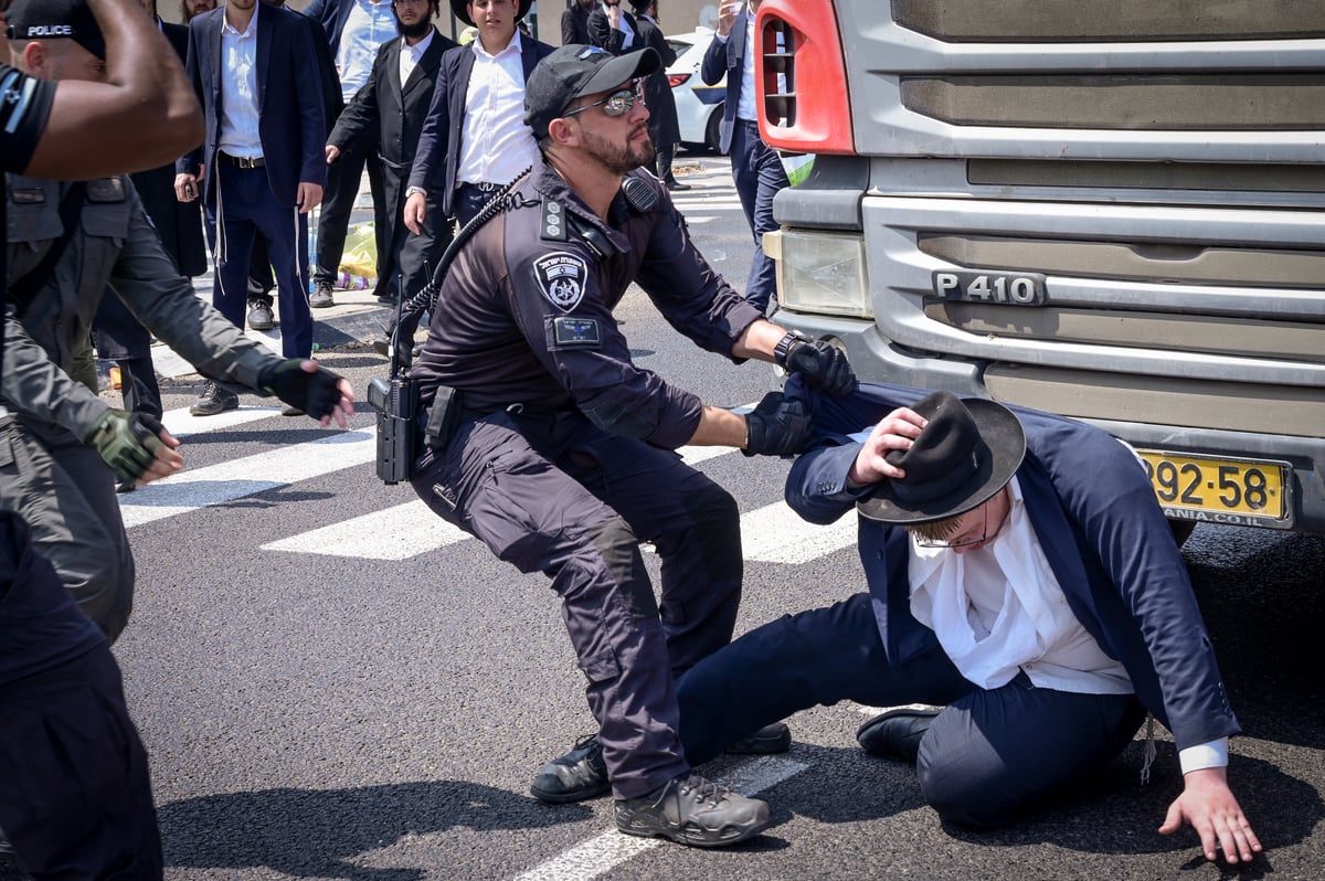 הפגנת 'הפלג' מול לשכת הגיוס בתל השומר