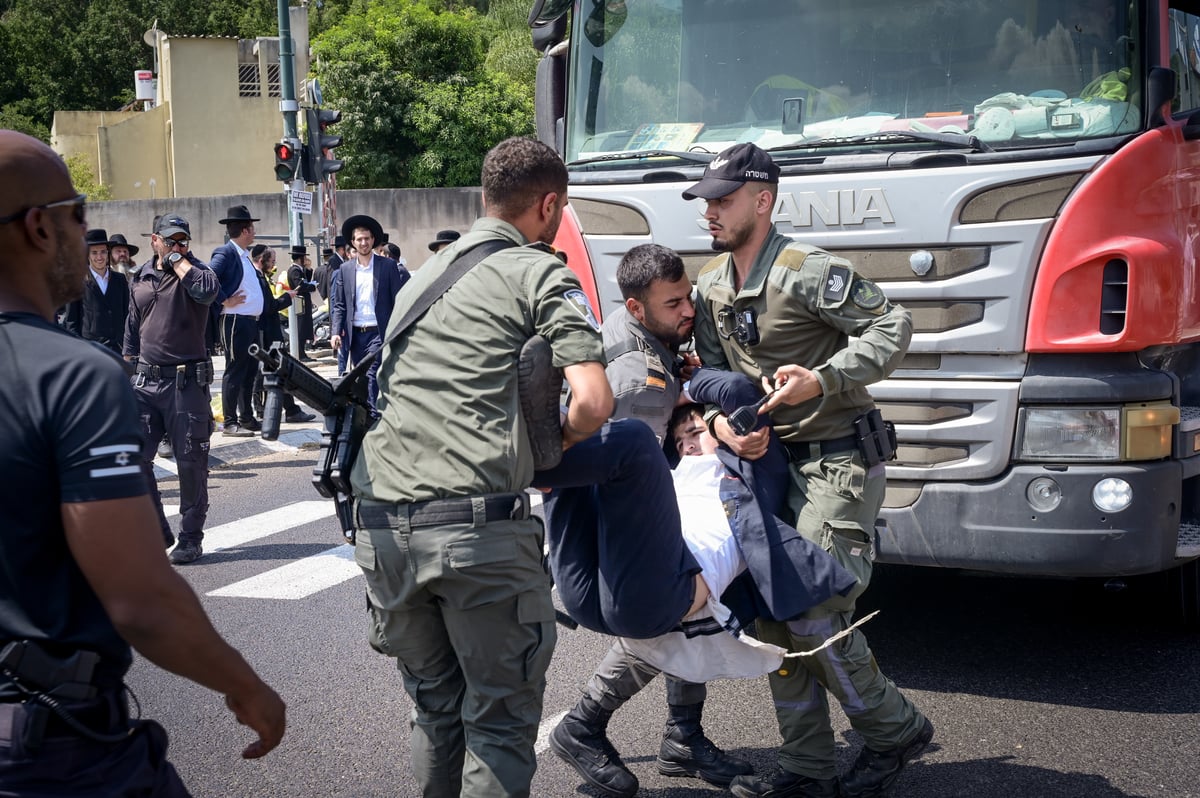 הפגנת 'הפלג' מול לשכת הגיוס בתל השומר