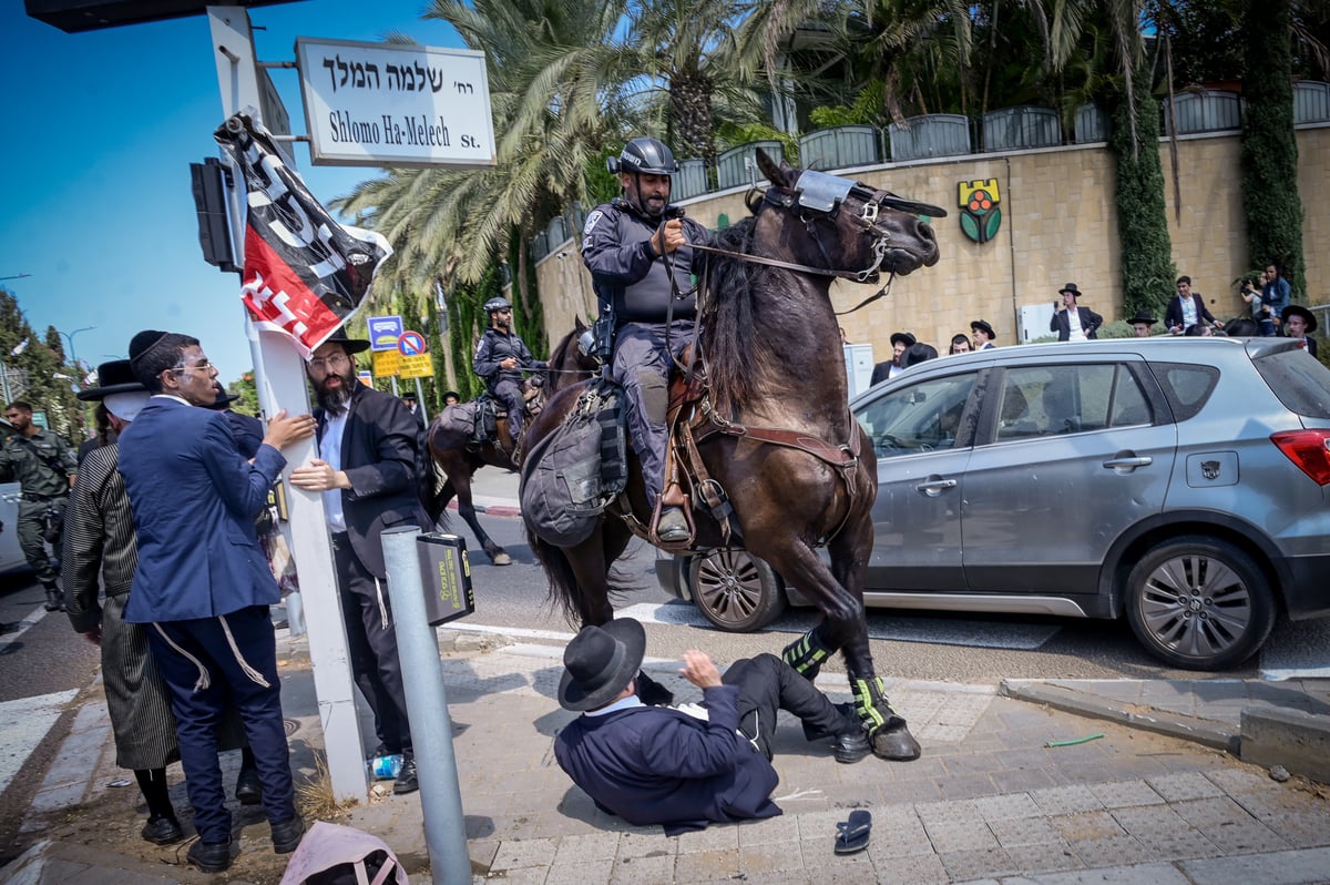 הפגנת 'הפלג' מול לשכת הגיוס בתל השומר