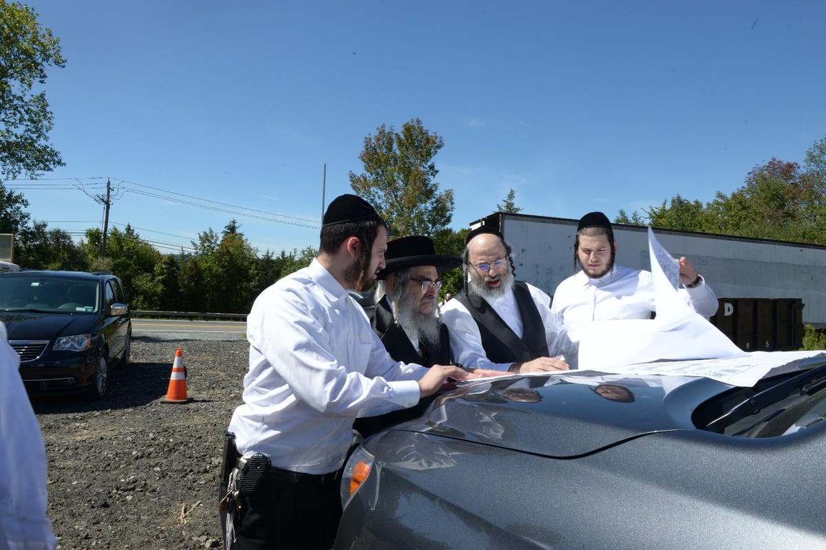 תמונות ארכיון: האדמו"ר מסאטמר עוקב מקרוב על הבניה בשטח הגדול של שכונת ויואל משה